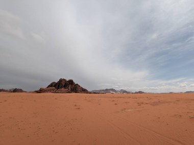 Ürdün Patikası Dana Vadisi 'nden Petra' ya ve Wadi Rum.Wadi Rum Çölü 'ne, Ürdün. Kızıl çöl ve Jabal Al Qattar dağları, Arabistan