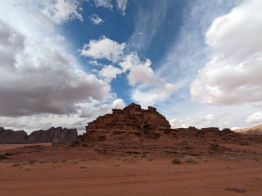 Ürdün Patikası Dana Vadisi 'nden Petra' ya ve Wadi Rum.Wadi Rum Çölü 'ne, Ürdün. Kızıl çöl ve Jabal Al Qattar dağları, Arabistan