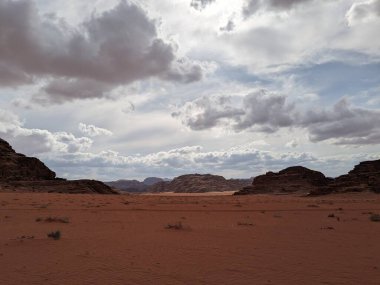 Ürdün Patikası Dana Vadisi 'nden Petra' ya ve Wadi Rum.Wadi Rum Çölü 'ne, Ürdün. Kızıl çöl ve Jabal Al Qattar dağları, Arabistan