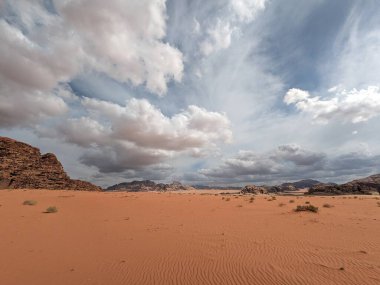 Ürdün Patikası Dana Vadisi 'nden Petra' ya ve Wadi Rum.Wadi Rum Çölü 'ne, Ürdün. Kızıl çöl ve Jabal Al Qattar dağları, Arabistan