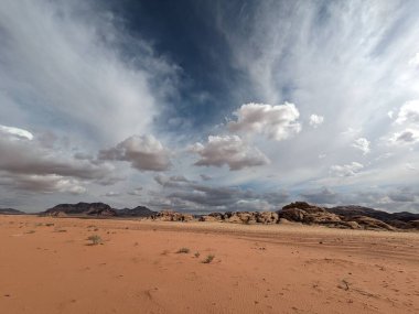 Ürdün Patikası Dana Vadisi 'nden Petra' ya ve Wadi Rum.Wadi Rum Çölü 'ne, Ürdün. Kızıl çöl ve Jabal Al Qattar dağları, Arabistan