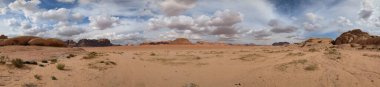 Ürdün Patikası Dana Vadisi 'nden Petra' ya ve Wadi Rum.Wadi Rum Çölü 'ne, Ürdün. Kızıl çöl ve Jabal Al Qattar dağları, Arabistan