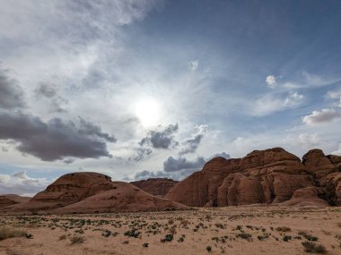 Ürdün Patikası Dana Vadisi 'nden Petra' ya ve Wadi Rum.Wadi Rum Çölü 'ne, Ürdün. Kızıl çöl ve Jabal Al Qattar dağları, Arabistan