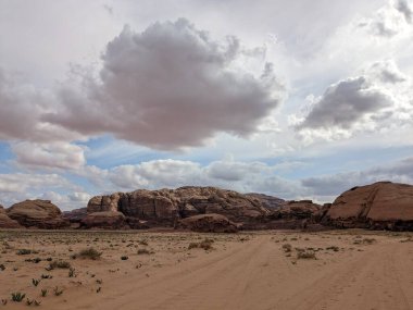 Ürdün Patikası Dana Vadisi 'nden Petra' ya ve Wadi Rum.Wadi Rum Çölü 'ne, Ürdün. Kızıl çöl ve Jabal Al Qattar dağları, Arabistan