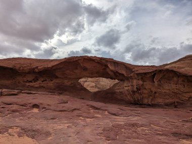 Ürdün Patikası Dana Vadisi 'nden Petra' ya ve Wadi Rum.Wadi Rum Çölü 'ne, Ürdün. Kızıl çöl ve Jabal Al Qattar dağları, Arabistan