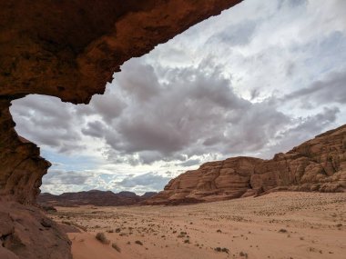 Ürdün Patikası Dana Vadisi 'nden Petra' ya ve Wadi Rum.Wadi Rum Çölü 'ne, Ürdün. Kızıl çöl ve Jabal Al Qattar dağları, Arabistan
