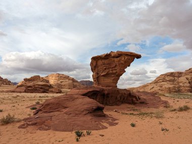 Ürdün Patikası Dana Vadisi 'nden Petra' ya ve Wadi Rum.Wadi Rum Çölü 'ne, Ürdün. Kızıl çöl ve Jabal Al Qattar dağları, Arabistan