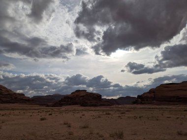 Ürdün Patikası Dana Vadisi 'nden Petra' ya ve Wadi Rum.Wadi Rum Çölü 'ne, Ürdün. Kızıl çöl ve Jabal Al Qattar dağları, Arabistan