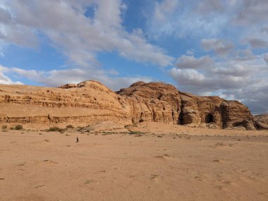 Ürdün Patikası Dana Vadisi 'nden Petra' ya ve Wadi Rum.Wadi Rum Çölü 'ne, Ürdün. Kızıl çöl ve Jabal Al Qattar dağları, Arabistan