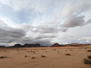 Ürdün Patikası Dana Vadisi 'nden Petra' ya ve Wadi Rum.Wadi Rum Çölü 'ne, Ürdün. Kızıl çöl ve Jabal Al Qattar dağları, Arabistan