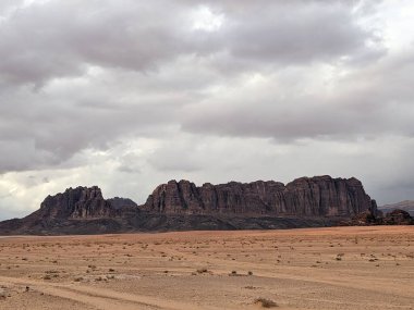 Ürdün Patikası Dana Vadisi 'nden Petra' ya ve Wadi Rum.Wadi Rum Çölü 'ne, Ürdün. Kızıl çöl ve Jabal Al Qattar dağları, Arabistan