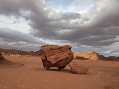 Ürdün Patikası Dana Vadisi 'nden Petra' ya ve Wadi Rum.Wadi Rum Çölü 'ne, Ürdün. Kızıl çöl ve Jabal Al Qattar dağları, Arabistan