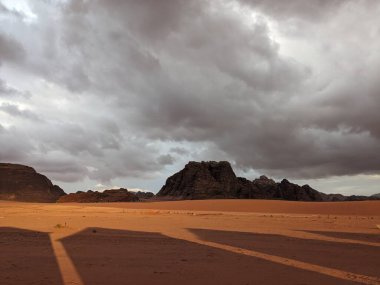 Ürdün Patikası Dana Vadisi 'nden Petra' ya ve Wadi Rum.Wadi Rum Çölü 'ne, Ürdün. Kızıl çöl ve Jabal Al Qattar dağları, Arabistan