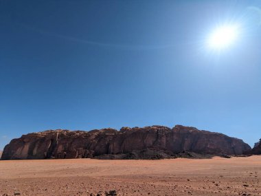 Ürdün Patikası Dana Vadisi 'nden Petra' ya ve Wadi Rum.Wadi Rum Çölü 'ne, Ürdün. Kızıl çöl ve Jabal Al Qattar dağları, Arabistan