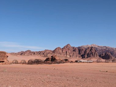 Ürdün Patikası Dana Vadisi 'nden Petra' ya ve Wadi Rum.Wadi Rum Çölü 'ne, Ürdün. Kızıl çöl ve Jabal Al Qattar dağları, Arabistan