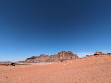 Ürdün Patikası Dana Vadisi 'nden Petra' ya ve Wadi Rum.Wadi Rum Çölü 'ne, Ürdün. Kızıl çöl ve Jabal Al Qattar dağları, Arabistan