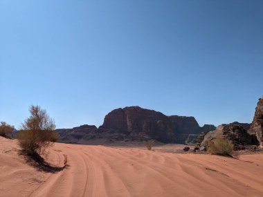 Ürdün Patikası Dana Vadisi 'nden Petra' ya ve Wadi Rum.Wadi Rum Çölü 'ne, Ürdün. Kızıl çöl ve Jabal Al Qattar dağları, Arabistan