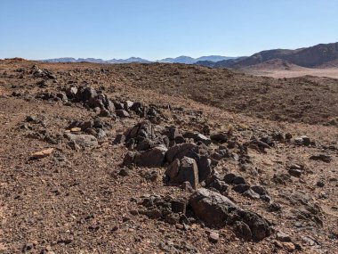 Ürdün Patikası Dana Vadisi 'nden Petra' ya ve Wadi Rum.Wadi Rum Çölü 'ne, Ürdün. Kızıl çöl ve Jabal Al Qattar dağları, Arabistan