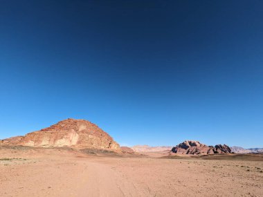 Ürdün Patikası Dana Vadisi 'nden Petra' ya ve Wadi Rum.Wadi Rum Çölü 'ne, Ürdün. Kızıl çöl ve Jabal Al Qattar dağları, Arabistan