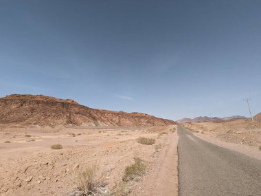 Ürdün Patikası Dana Vadisi 'nden Petra' ya ve Wadi Rum.Wadi Rum Çölü 'ne, Ürdün. Kızıl çöl ve Jabal Al Qattar dağları, Arabistan