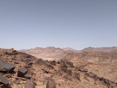 Ürdün Patikası Dana Vadisi 'nden Petra' ya ve Wadi Rum.Wadi Rum Çölü 'ne, Ürdün. Kızıl çöl ve Jabal Al Qattar dağları, Arabistan