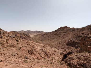 Ürdün Patikası Dana Vadisi 'nden Petra' ya ve Wadi Rum.Wadi Rum Çölü 'ne, Ürdün. Kızıl çöl ve Jabal Al Qattar dağları, Arabistan