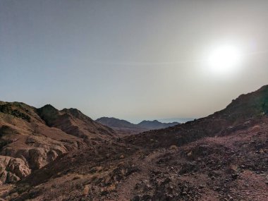 Ürdün Patikası Dana Vadisi 'nden Petra' ya ve Wadi Rum.Wadi Rum Çölü 'ne, Ürdün. Kızıl çöl ve Jabal Al Qattar dağları, Arabistan