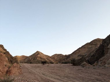 Ürdün Patikası Dana Vadisi 'nden Petra' ya ve Wadi Rum.Wadi Rum Çölü 'ne, Ürdün. Kızıl çöl ve Jabal Al Qattar dağları, Arabistan