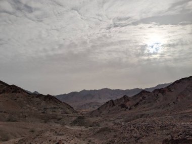 Ürdün Patikası Dana Vadisi 'nden Petra' ya ve Wadi Rum.Wadi Rum Çölü 'ne, Ürdün. Kızıl çöl ve Jabal Al Qattar dağları, Arabistan