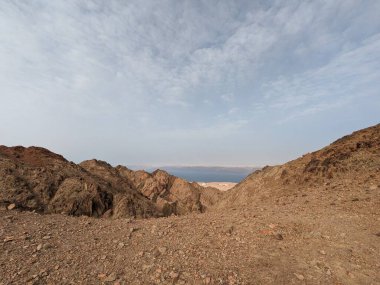 Ürdün Patikası Dana Vadisi 'nden Petra' ya ve Wadi Rum.Wadi Rum Çölü 'ne, Ürdün. Kızıl çöl ve Jabal Al Qattar dağları, Arabistan