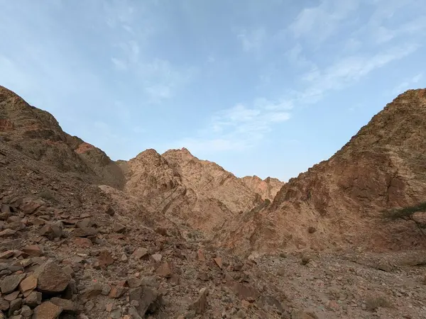 Ürdün Patikası Dana Vadisi 'nden Petra' ya ve Wadi Rum.Wadi Rum Çölü 'ne, Ürdün. Kızıl çöl ve Jabal Al Qattar dağları, Arabistan