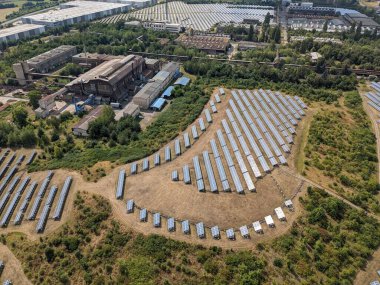 Modern güneş enerjisi santrali, fotovoltaik paneller yeşil enerji üretimi, yeni enerji santrali, Avrupa enerji krizi, yeşil anlaşma, Çek Cumhuriyeti, Avrupa Birliği, hava manzarası