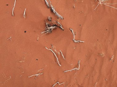 Turuncu renkli kum desenli arka plan. Wadi Rum Çölü, Ürdün, Arabistan manzaralı güzel manzara, çölde kırmızı portakallı kuma yakın çekim