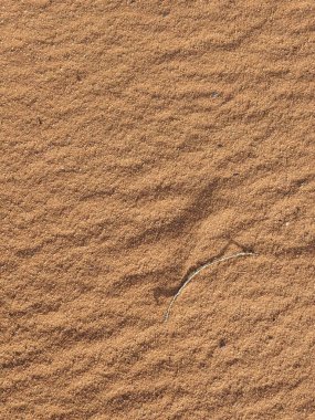 Turuncu renkli kum desenli arka plan. Wadi Rum Çölü, Ürdün, Arabistan manzaralı güzel manzara, çölde kırmızı portakallı kuma yakın çekim