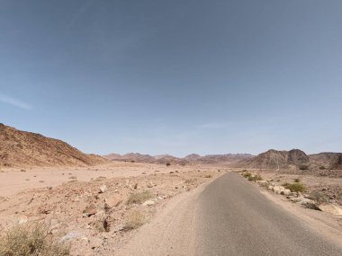 Ürdün Patikası Dana Vadisi 'nden Petra' ya ve Wadi Rum.Wadi Rum Çölü 'ne, Ürdün. Kızıl çöl ve Jabal Al Qattar dağları, Arabistan