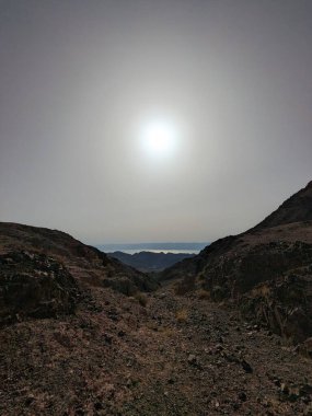 Ürdün Patikası Dana Vadisi 'nden Petra' ya ve Wadi Rum.Wadi Rum Çölü 'ne, Ürdün. Kızıl çöl ve Jabal Al Qattar dağları, Arabistan