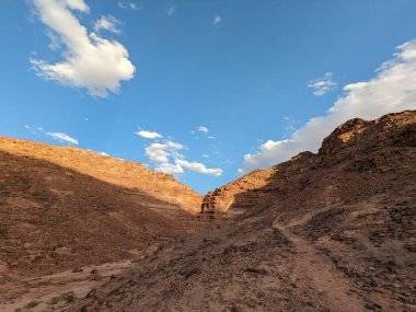 Ürdün Patikası Dana Vadisi 'nden Petra' ya ve Wadi Rum.Wadi Rum Çölü 'ne, Ürdün. Kızıl çöl ve Jabal Al Qattar dağları, Arabistan