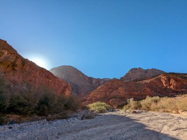Ürdün Patikası Dana Vadisi 'nden Petra' ya ve Wadi Rum.Wadi Rum Çölü 'ne, Ürdün. Kızıl çöl ve Jabal Al Qattar dağları, Arabistan