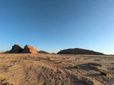 Ürdün Patikası Dana Vadisi 'nden Petra' ya ve Wadi Rum.Wadi Rum Çölü 'ne, Ürdün. Kızıl çöl ve Jabal Al Qattar dağları, Arabistan