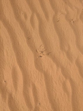 Turuncu renkli kum desenli arka plan. Wadi Rum Çölü, Ürdün, Arabistan manzaralı güzel manzara, çölde kırmızı portakallı kuma yakın çekim