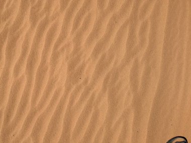 Turuncu renkli kum desenli arka plan. Wadi Rum Çölü, Ürdün, Arabistan manzaralı güzel manzara, çölde kırmızı portakallı kuma yakın çekim