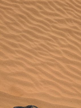 Turuncu renkli kum desenli arka plan. Wadi Rum Çölü, Ürdün, Arabistan manzaralı güzel manzara, çölde kırmızı portakallı kuma yakın çekim