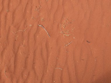 Turuncu renkli kum desenli arka plan. Wadi Rum Çölü, Ürdün, Arabistan manzaralı güzel manzara, çölde kırmızı portakallı kuma yakın çekim