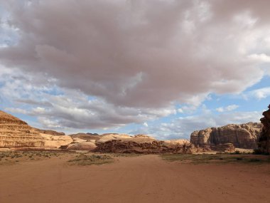 Ürdün Patikası Dana Vadisi 'nden Petra' ya ve Wadi Rum.Wadi Rum Çölü 'ne, Ürdün. Kızıl çöl ve Jabal Al Qattar dağları, Arabistan