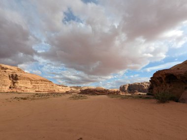 Ürdün Patikası Dana Vadisi 'nden Petra' ya ve Wadi Rum.Wadi Rum Çölü 'ne, Ürdün. Kızıl çöl ve Jabal Al Qattar dağları, Arabistan