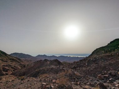 Ürdün Patikası Dana Vadisi 'nden Petra' ya ve Wadi Rum.Wadi Rum Çölü 'ne, Ürdün. Kızıl çöl ve Jabal Al Qattar dağları, Arabistan