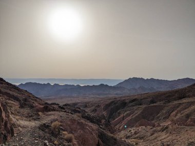 Ürdün Patikası Dana Vadisi 'nden Petra' ya ve Wadi Rum.Wadi Rum Çölü 'ne, Ürdün. Kızıl çöl ve Jabal Al Qattar dağları, Arabistan