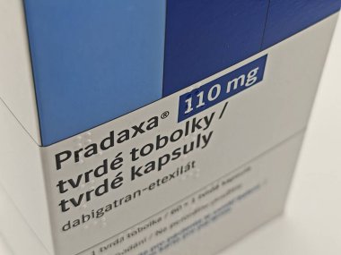 Prag, Çek Cumhuriyeti - 28 Haziran 2025: Boehringer Ingelheim 'ın Dabigatran etexilate maddesi ile PRADAXA ilaç kutusu, felç önleme, atriyal fibrilasyon, kan pıhtılaşması tedavisi