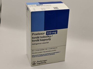 Prag, Çek Cumhuriyeti - 28 Haziran 2025: Boehringer Ingelheim 'ın Dabigatran etexilate maddesi ile PRADAXA ilaç kutusu, felç önleme, atriyal fibrilasyon, kan pıhtılaşması tedavisi