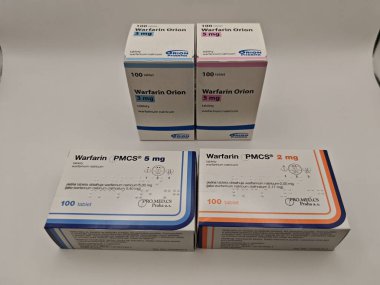 Prag, Çek Cumhuriyeti - 6 Mayıs 2025: Koagülan önleyici tedavi için kullanılan varfarin ilaç şişesi.